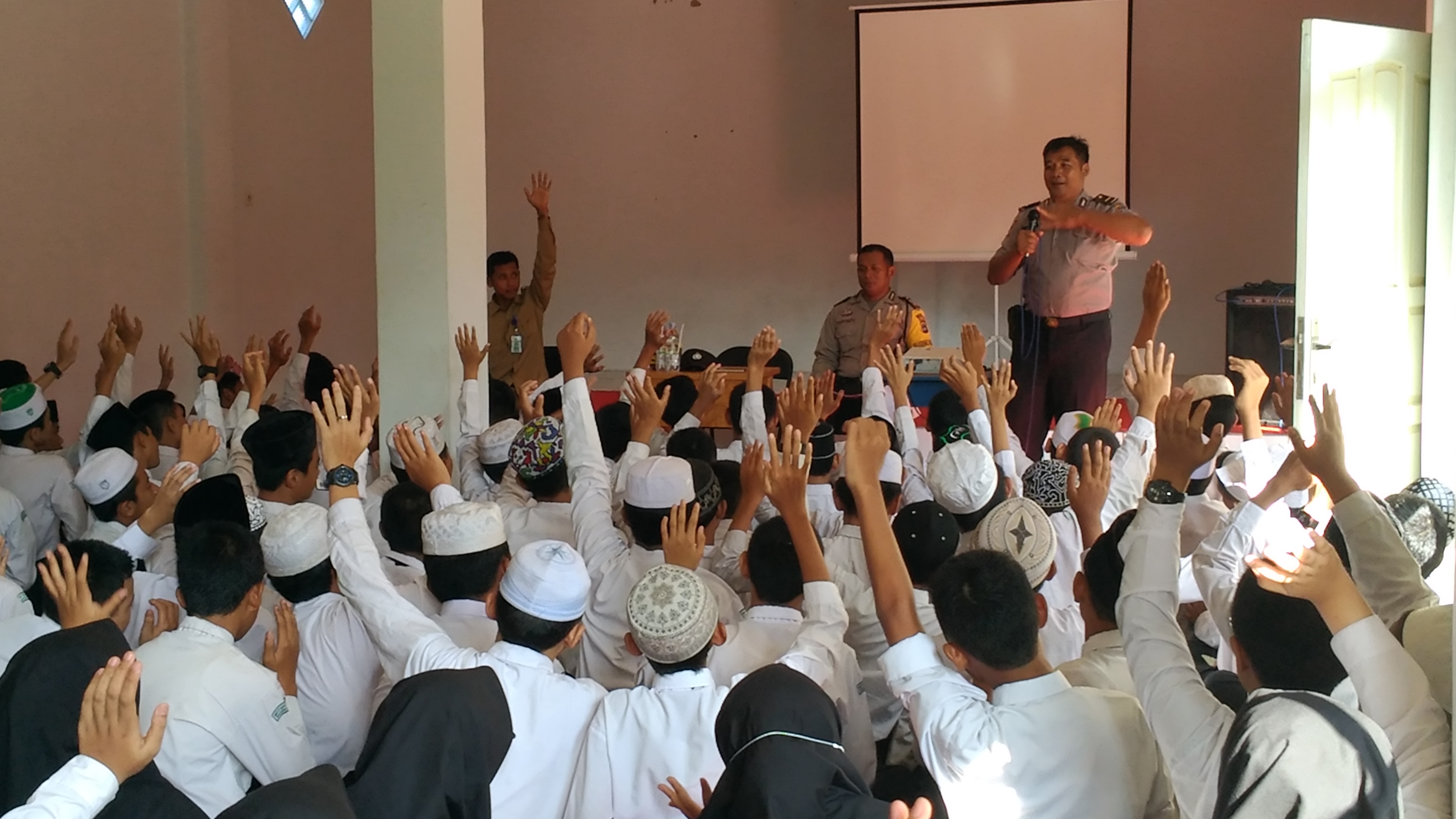 Polisi Masuk Sekolah Polisi Masuk Sekolah