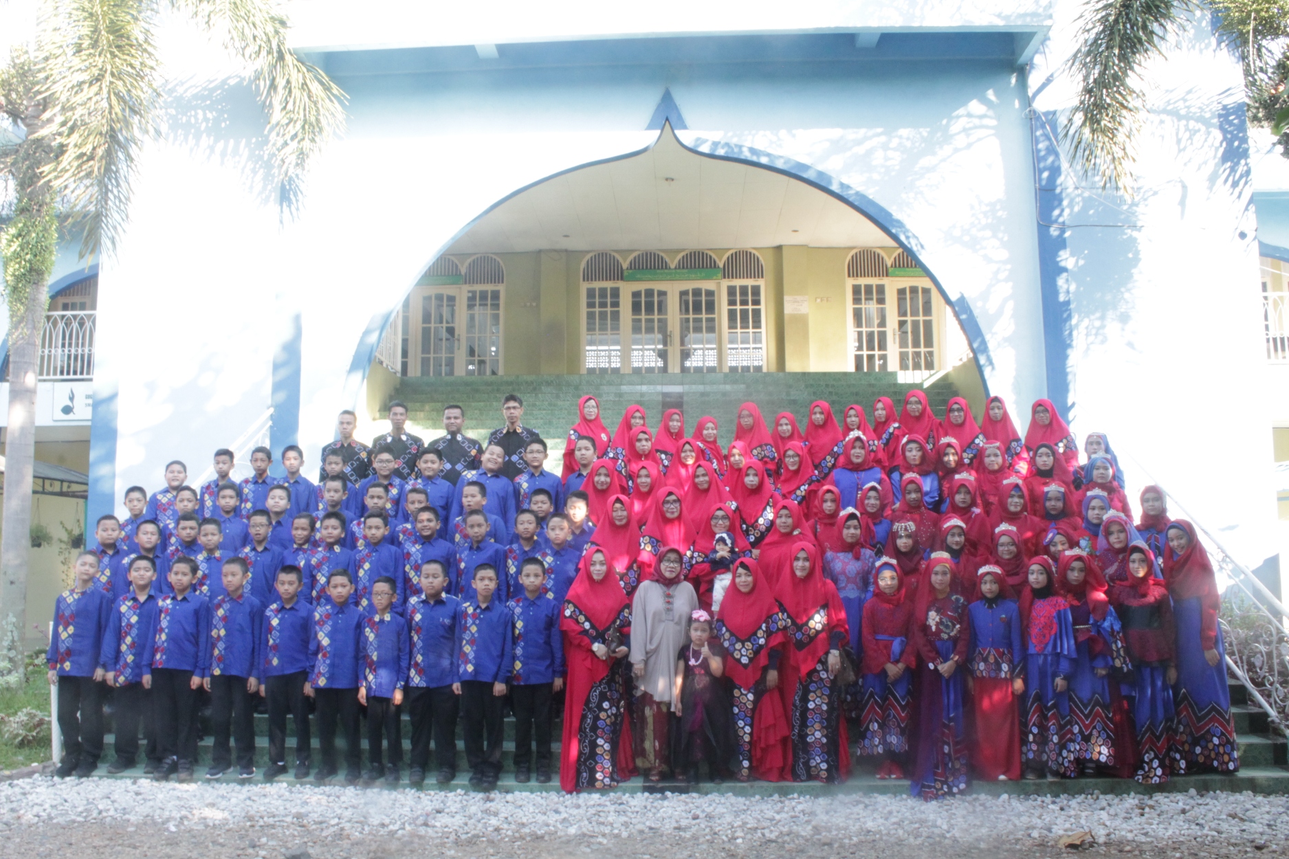 Foto Bersama Peserta Didik Dewan Guru dan Pengurus Yayasan Foto Bersama Peserta Didik Dewan Guru dan Pengurus Yayasan